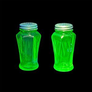 Vintage Hazel Atlas Green Depression Glass Salt And Pepper Shakers Uranium Glass